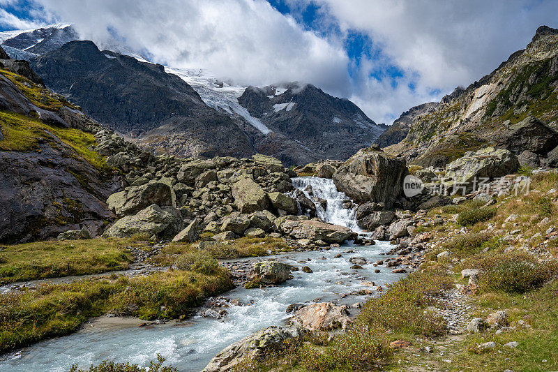 位于瑞士斯泰因冰川和斯泰因湖周围的美丽的瑞士阿尔卑斯山的Susten Pass